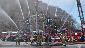 Пожарные Камчатки отметили 375-летний юбилей большим шоу