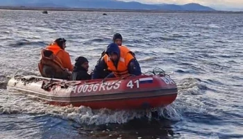 На Камчатке рыбаки перевернули на лодке в Авачинской бухте