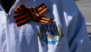 В столице Камчатки волонтёры раздают георгиевские ленточки всем желающим