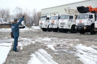 Колонна техники Камчатского спасательного центра МЧС России направлена в поселок Ключи для помощи в расчистке социально значимых объектов 3