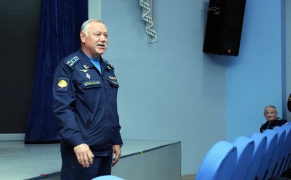 Офицеры ВВС Министерства обороны РФ рассказали камчатским школьникам о профессиях, связанных с лётным делом 4