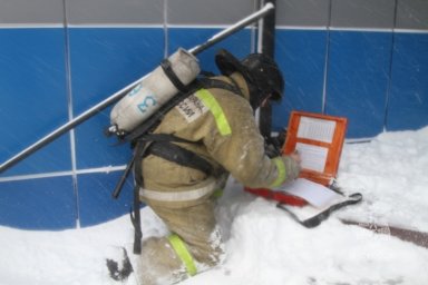 Возгорание в спортзале и шестеро пострадавших: очередные учения провели пожарные в одной из школ на Камчатке 2