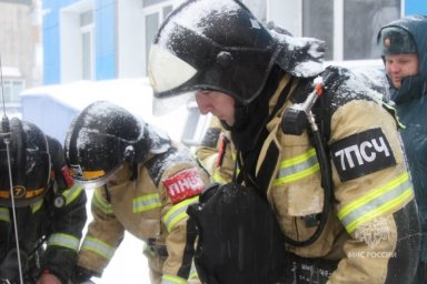 Возгорание в спортзале и шестеро пострадавших: очередные учения провели пожарные в одной из школ на Камчатке 4