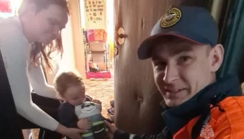 На Камчатке спасатели помогли маме попасть в квартиру к годовалому малышу