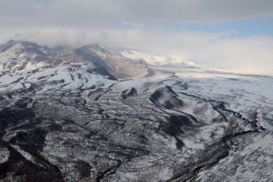 На Западном склоне вулкана Шивелуч на Камчатке обнаружены три мощные фумаролы 3