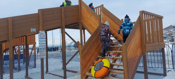 В центре Петропавловска-Камчатского установлены зимние горки 0