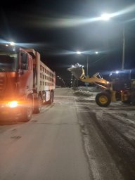 В ночную смену подрядные организации продолжали работы по вывозу снега с территории города 4