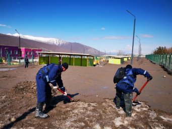 В поселки Ключи Усть-Камчатского района работы по расчистке территории от пепла продолжаются 7