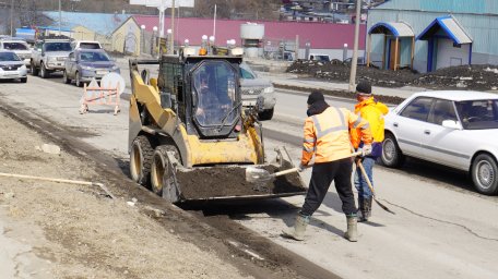 Дорожные службы активизируют работу по уборке песка с магистралей и внутриквартальных проездов в столице Камчатки 2