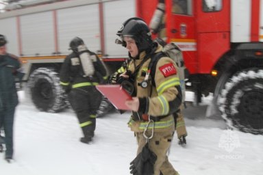Возгорание в спортзале и шестеро пострадавших: очередные учения провели пожарные в одной из школ на Камчатке 7