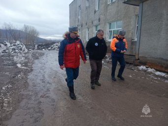 Более 10 тысяч кубометров снега с пеплом вывезено из населенных пунктов Усть-Камчатского района 5