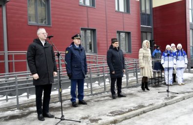 На Камчатке ключи от квартир в новом многоквартирном доме в Елизове получили граждане из категории детей-сирот 4