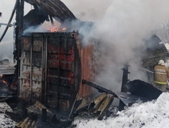 На Камчатке пожарные не допустили взрыв в горящем складском помещении 3