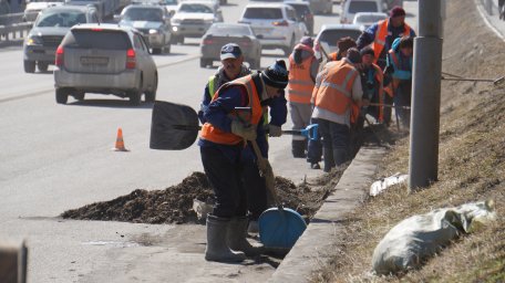Дорожные службы активизируют работу по уборке песка с магистралей и внутриквартальных проездов в столице Камчатки 3