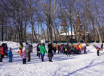 Клоун Шурка веселил детей в парке на ул. Индустриальная в столице Камчатки 0