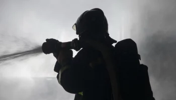 На Камчатке пожарные спасли из горящей квартиры пожилую женщину