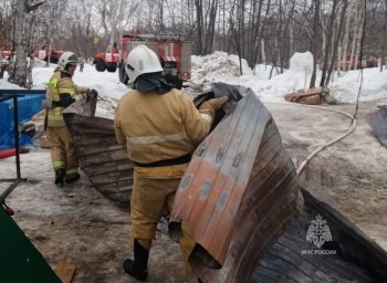 На Камчатке пожарные не допустили взрыв в горящем складском помещении 7