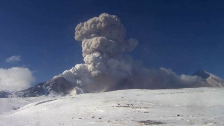 На Камчатке зафиксирован ещё один пепловый выбрoc из вулканa Безымянного 0