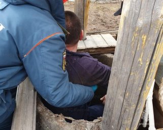 На Камчатке спасатели оказали помощь мужчине, провалившемуся в колодец 5