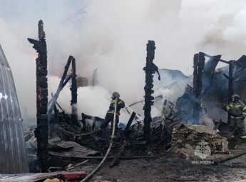 На Камчатке пожарные не допустили взрыв в горящем складском помещении 6