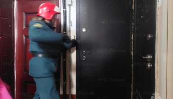 На Камчатке спасатели помогли женщине попасть в квартиру, где оказался заперт её ребёнок