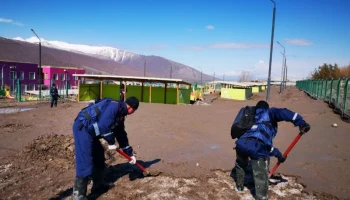 В поселки Ключи Усть-Камчатского района работы по расчистке территории от пепла продолжаются