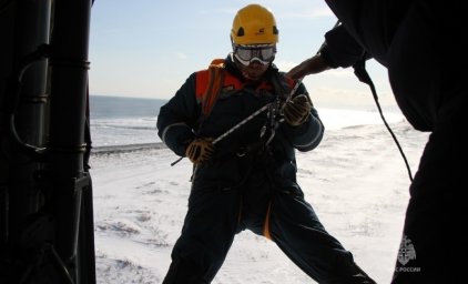 Навыки беспарашютного десантирования отработали камчатские спасатели на берегу Тихого океана 3