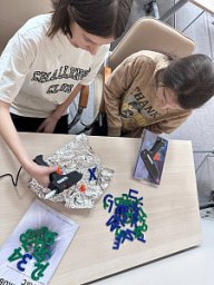 Из морского мусора камчатские активисты изготовили магнитные буквы и цифры 1