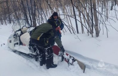 На Камчатке спасатели откапали сноубордистов, застрявших в снегу 3