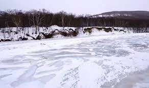Мужчина провалился под лед во время рыбалки на реке Авача на Камчатке