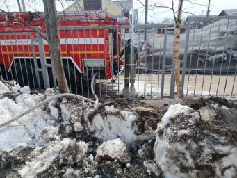 На Камчатке краевые пожарные приступили к помывке социально значимых объектов от пепла 5