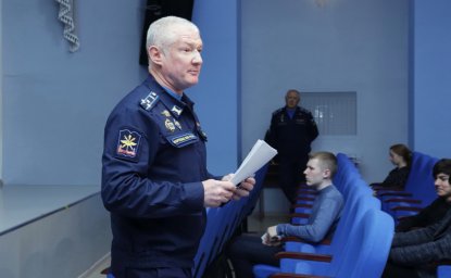 Офицеры ВВС Министерства обороны РФ рассказали камчатским школьникам о профессиях, связанных с лётным делом 7