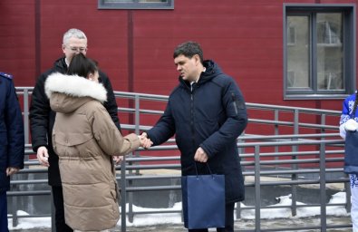 На Камчатке ключи от квартир в новом многоквартирном доме в Елизове получили граждане из категории детей-сирот 5