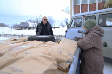 Зампред камчатского парламента привез мильковчанам новогодние подарки 30