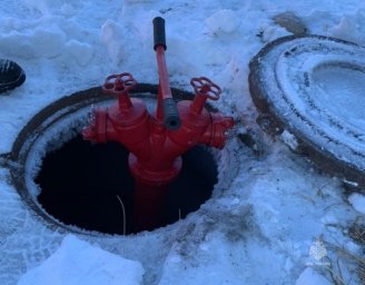 В столице Камчатки пожарные откапывают гидранты от снега 3