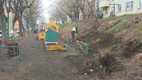 В столице Камчатки подрядные организации готовят детские площадки к эксплуатации в летний период 2