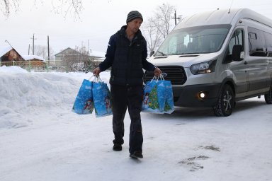 Зампред камчатского парламента привез мильковчанам новогодние подарки 23