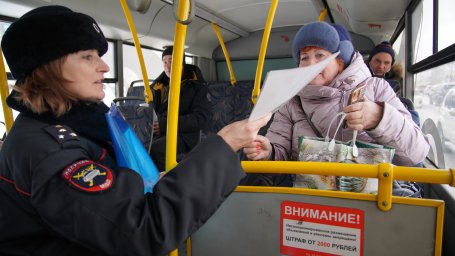 Новогодний автобус под управлением Деда Мороза возил пассажиров в столице Камчатки 1