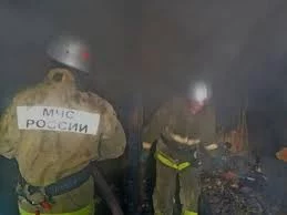 Камчатские пожарные спасли мужчину из огня