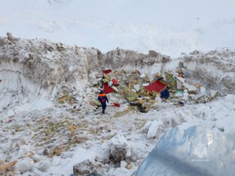 Несколько десятков человек продолжают поиски мужчины, пропавшего после схода лавины на Камчатке 2