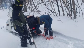 На Камчатке спасатели откапали сноубордистов, застрявших в снегу