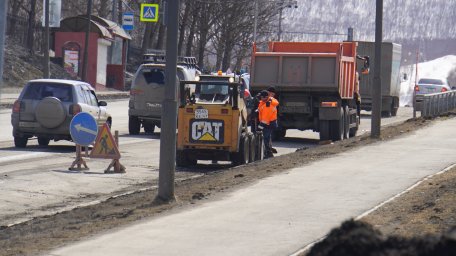 Дорожные службы активизируют работу по уборке песка с магистралей и внутриквартальных проездов в столице Камчатки 1