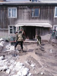 В Усть-Камчатском районе продолжается борьбы с вулканическим пеплом 1
