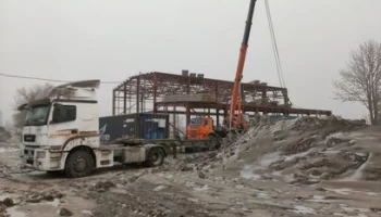 Стройплощадку под новый спортзал в поселке Козыревск на Камчатке расчищают от вулканического пепла