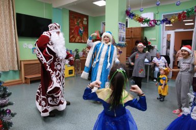 Праздничное представление для детей из тубдиспансера организовали камчатские парламентарии 13