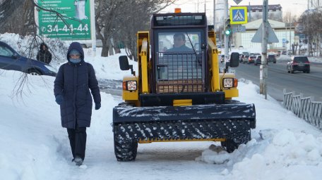 В столице Камчатки "Четра" скалывает лед на пешеходных зонах и площадках автобусных павильонов 2