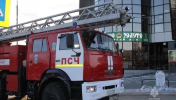 Камчатские пожарные тренировались тушить пожар в торговом центре в Елизове