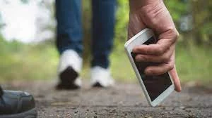 Троих жителей Камчатки будут судить за присваивание телефонов, которые они находили