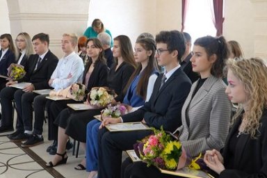 На Камчатке лучшим школьникам торжественно вручили по 10 тысяч рублей 5
