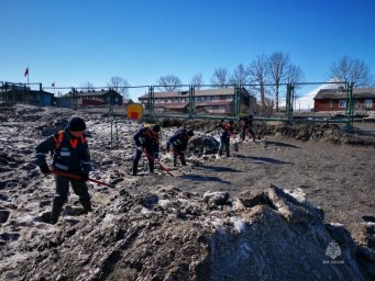 В поселки Ключи Усть-Камчатского района работы по расчистке территории от пепла продолжаются 0